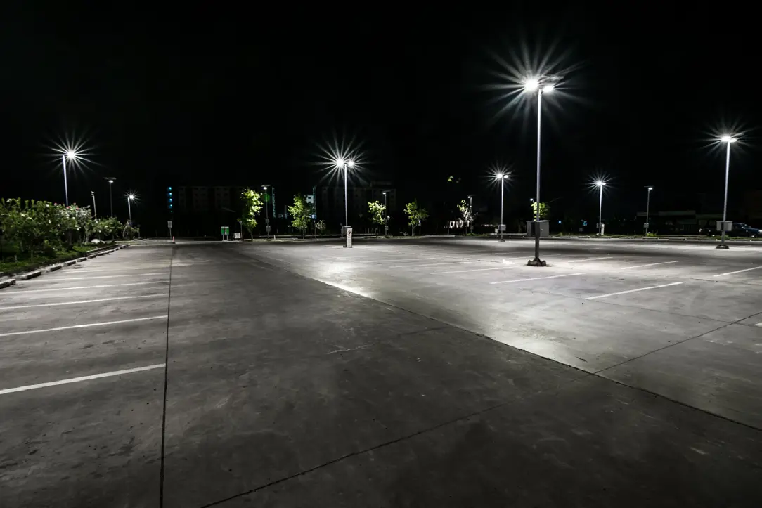 پارکینگ چند طبقه با چراغ‌های LED مدرن و روشنایی یکنواخت در تمام طبقات