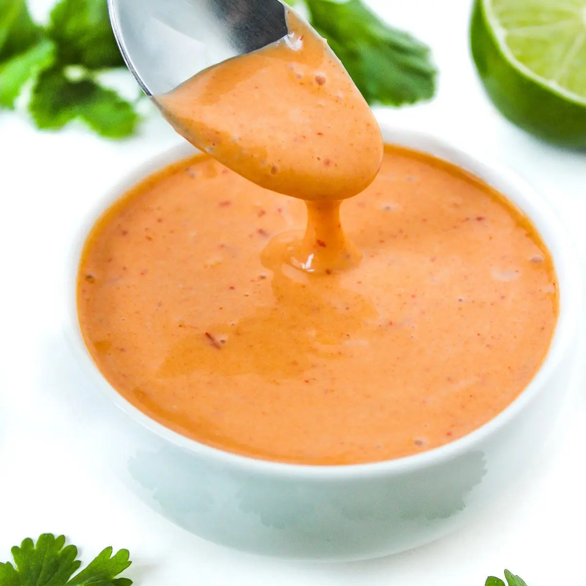 خیارشور خانگی در ظرف شیشهای با مواد تازه
