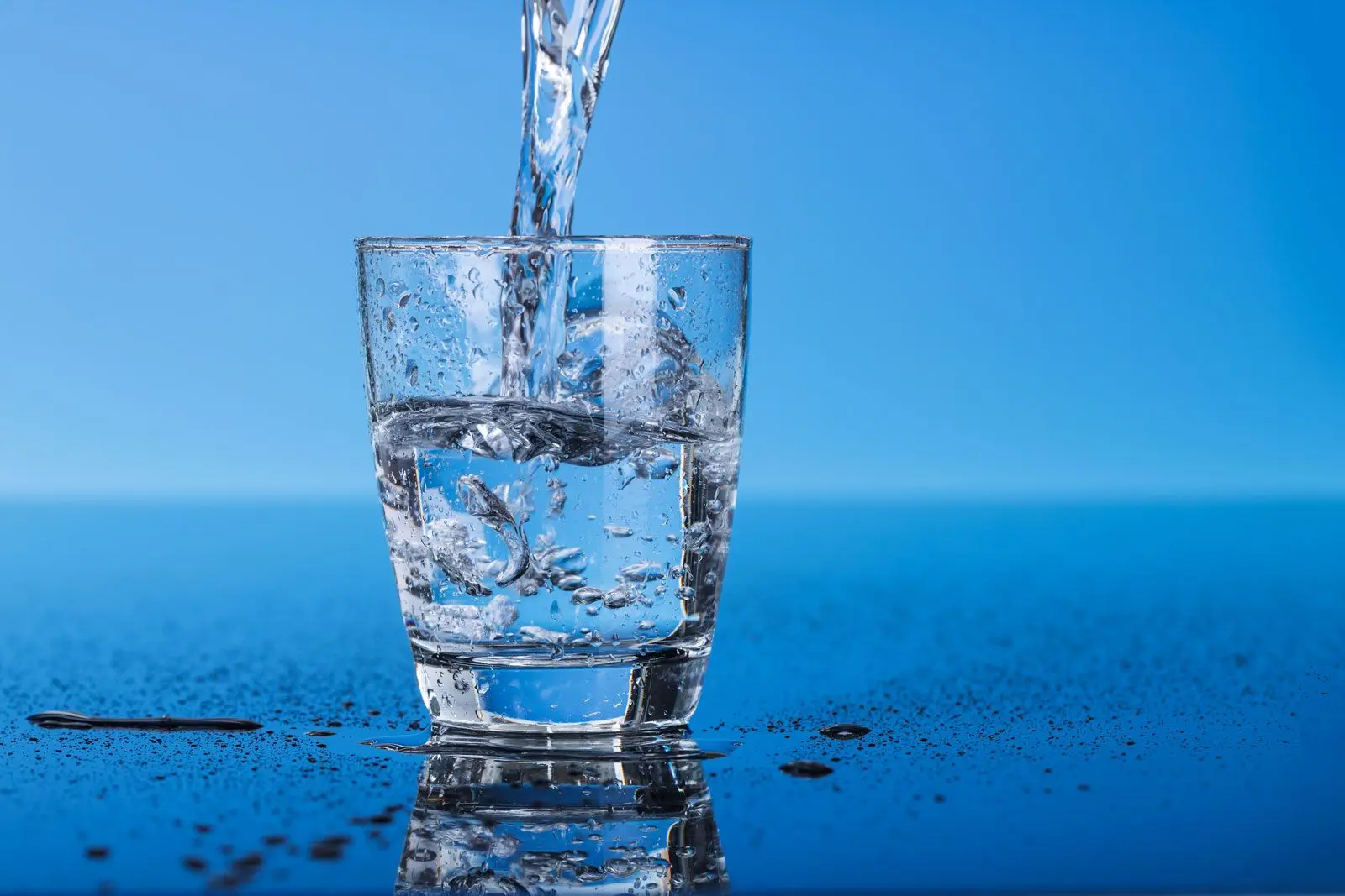 یک لیوان آب شرب به نشانه اهمیت منابع آب شیرین
