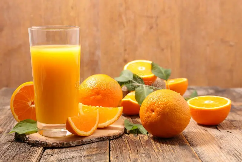 آبمیوه پرتقال تازه در زمینه چوبی