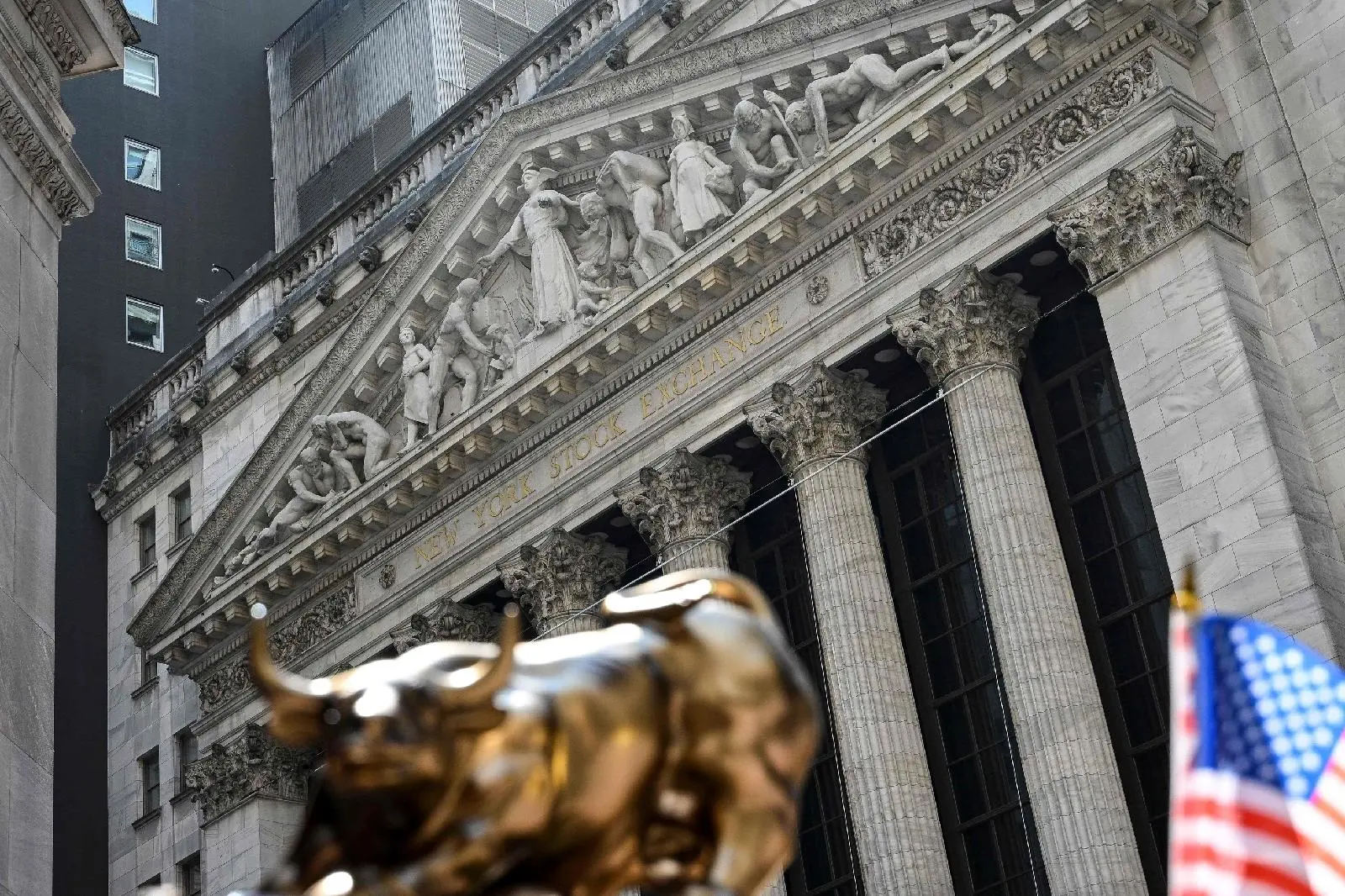 نمایی از دفتر کارگزاری بورس با کارمندان مشغول به کار و نمایشگرهای اطلاعات مالی