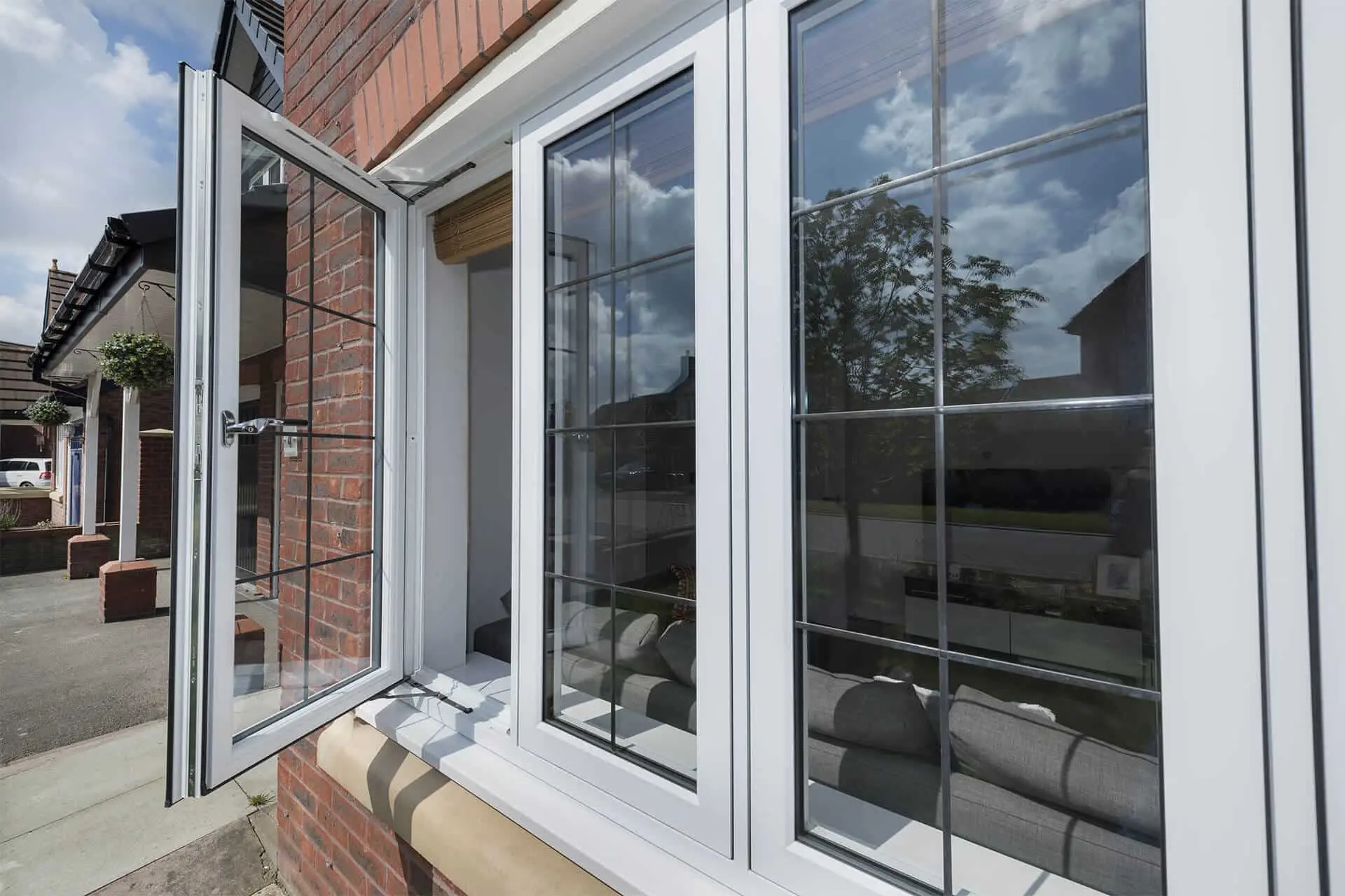نصب پنجره‌های UPVC در یک ساختمان مسکونی با دقت و استفاده از مواد عایق